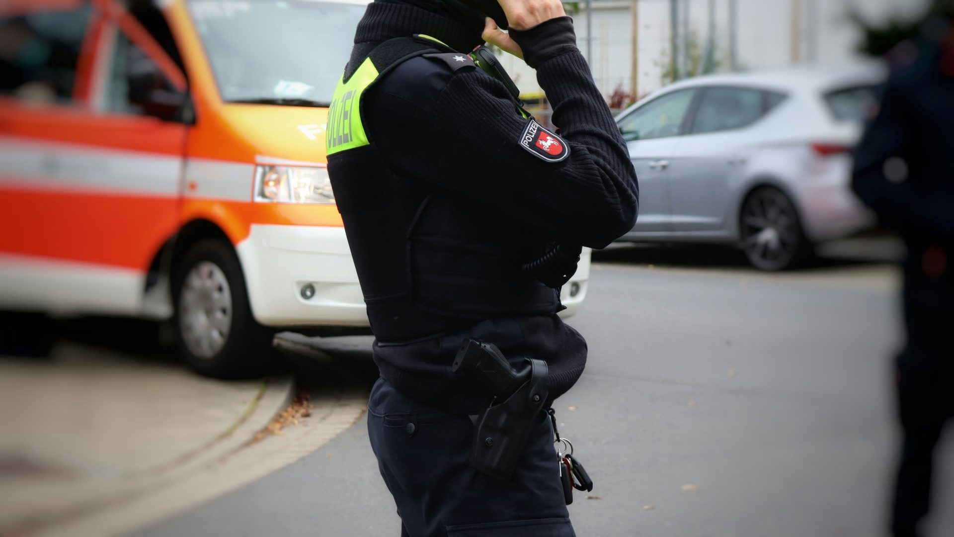 ein Polizist, der mit einem Handy telefoniert